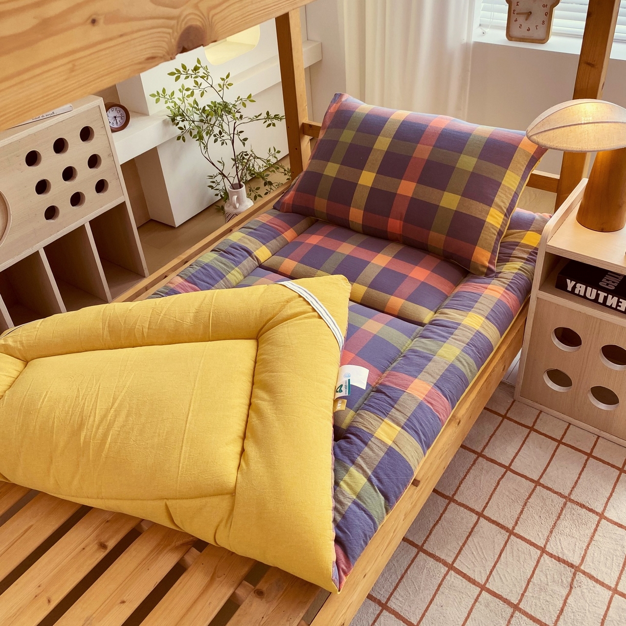 91家纺网 家纺一手货源 找家纺 梵克保罗 2025秋冬新款无印风学生宿舍床褥褥子 牛油果