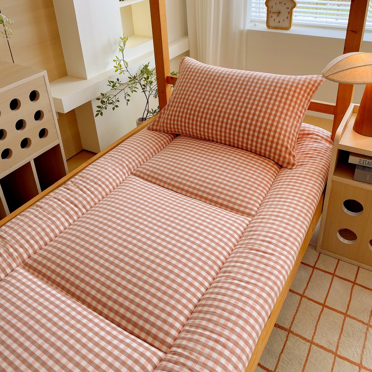 91家纺网 家纺一手货源 找家纺 梵克保罗 2025秋冬新款无印风学生宿舍床褥褥子 粉小格