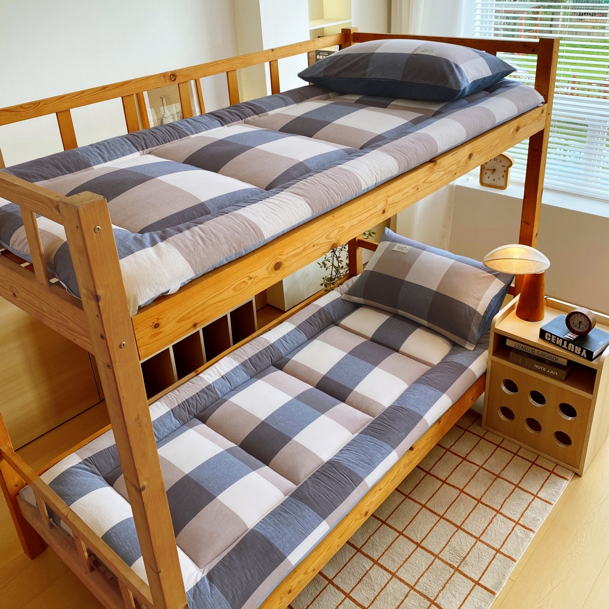 91家纺网 家纺一手货源 找家纺 梵克保罗 2025秋冬新款无印风学生宿舍床褥褥子 蓝白大格