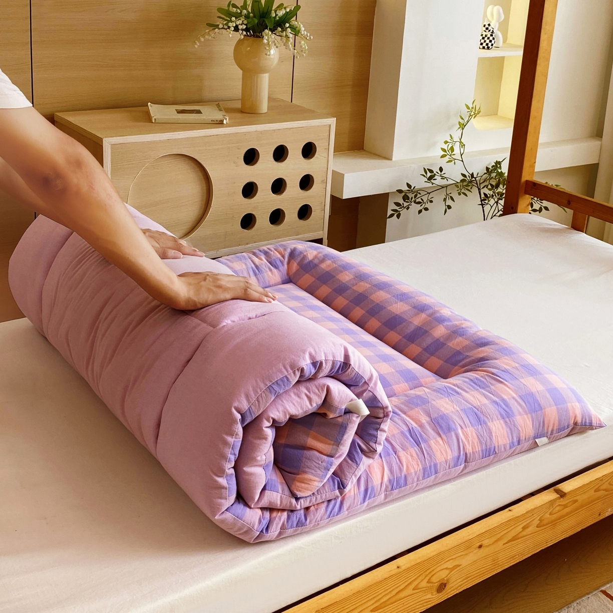 91家纺网 家纺一手货源 找家纺 梵克保罗 2025秋冬新款无印风学生宿舍床褥褥子 紫粉中格