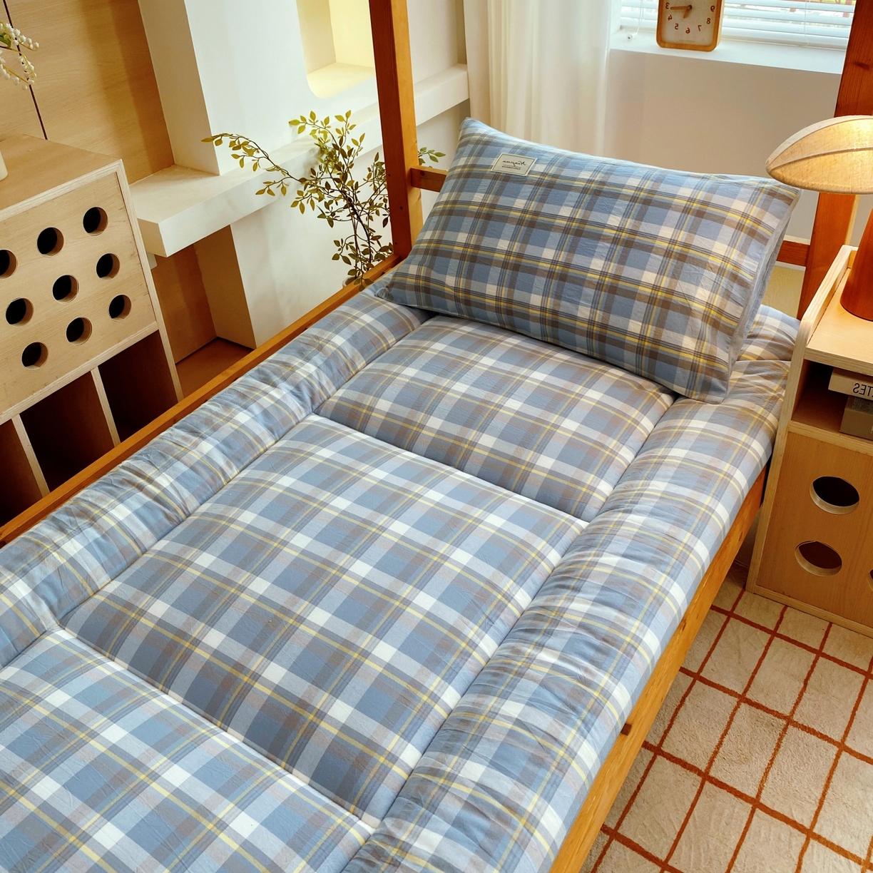 91家纺网 家纺一手货源 找家纺 梵克保罗 2025秋冬新款无印风学生宿舍床褥褥子 云舒蓝