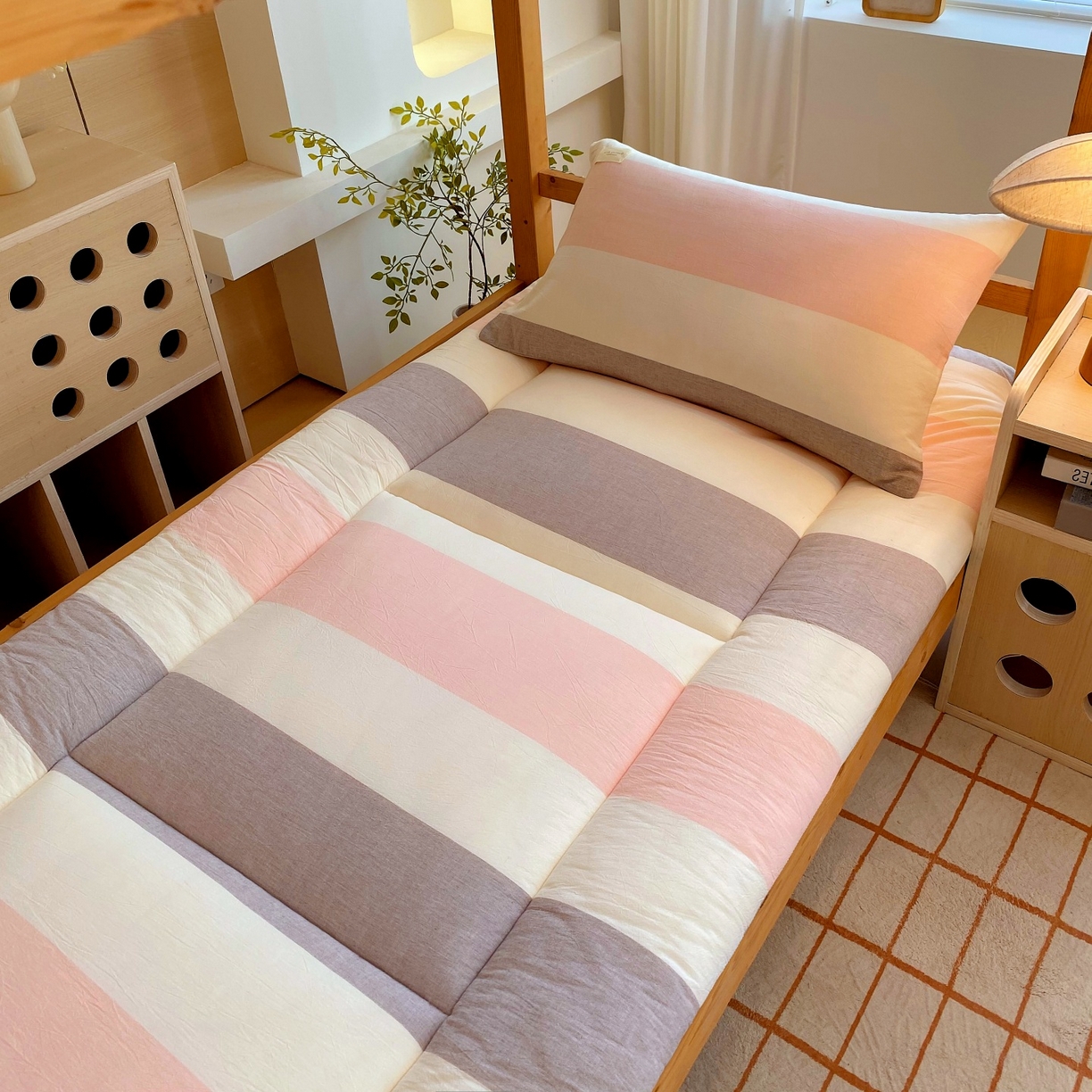 91家纺网 家纺一手货源 找家纺 梵克保罗 2025秋冬新款无印风学生宿舍床褥褥子 粉白长格