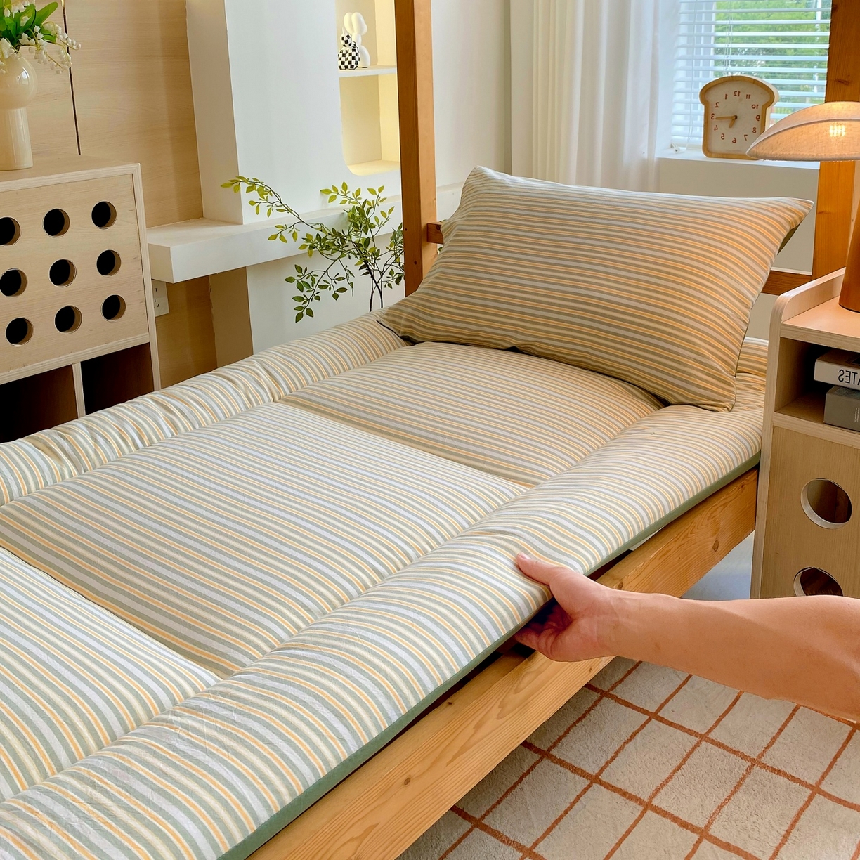 91家纺网 家纺一手货源 找家纺 梵克保罗 2025秋冬新款无印风学生宿舍床褥褥子 绿小条