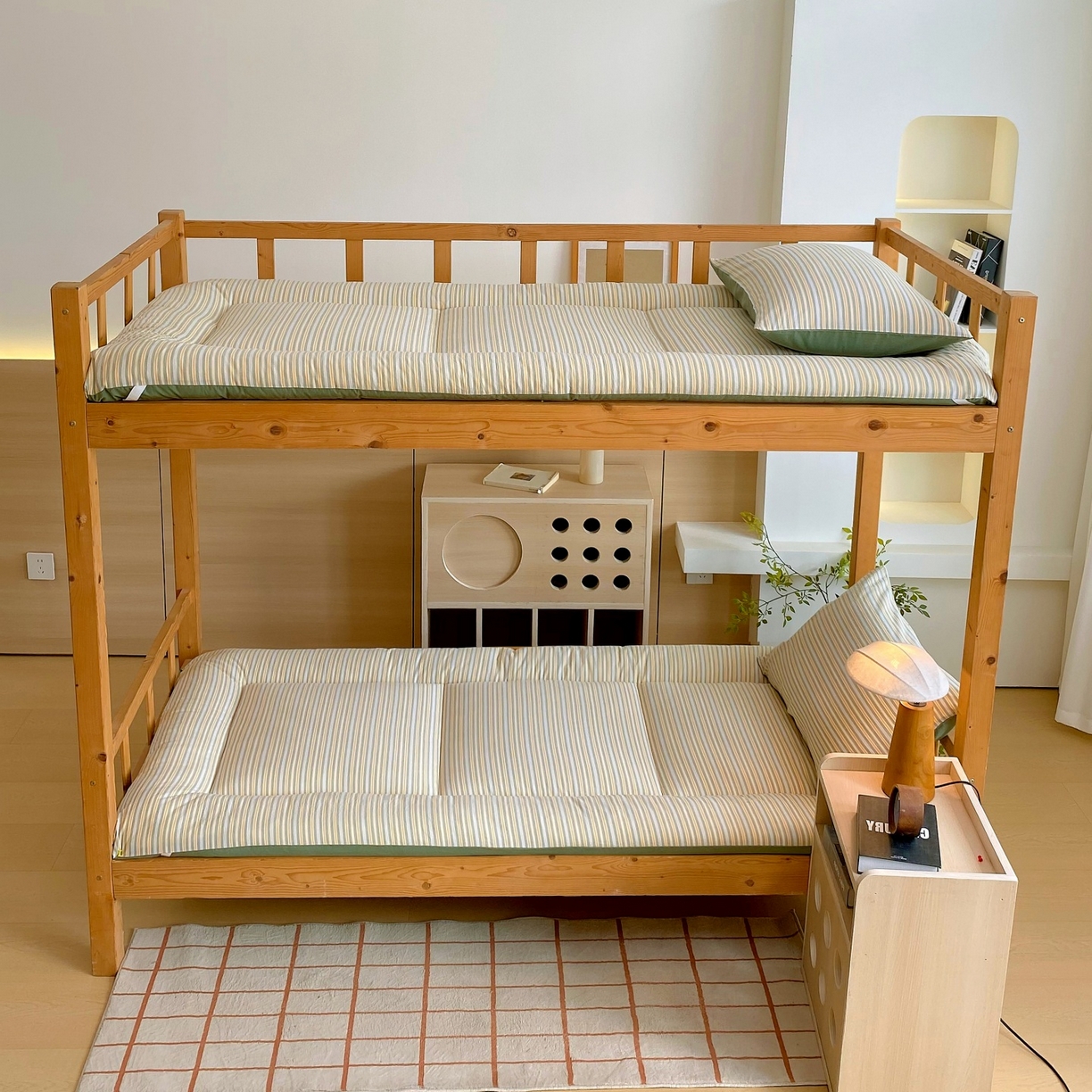 91家纺网 家纺一手货源 找家纺 梵克保罗 2025秋冬新款无印风学生宿舍床褥褥子 绿小条