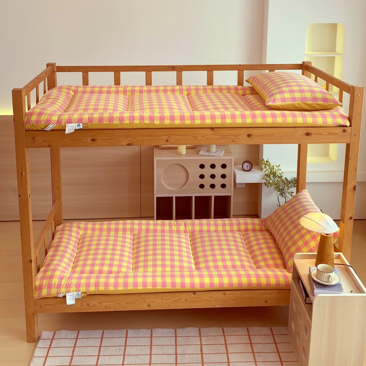 91家纺网 家纺一手货源 找家纺 梵克保罗 2025秋冬新款无印风学生宿舍床褥褥子 黄粉中格