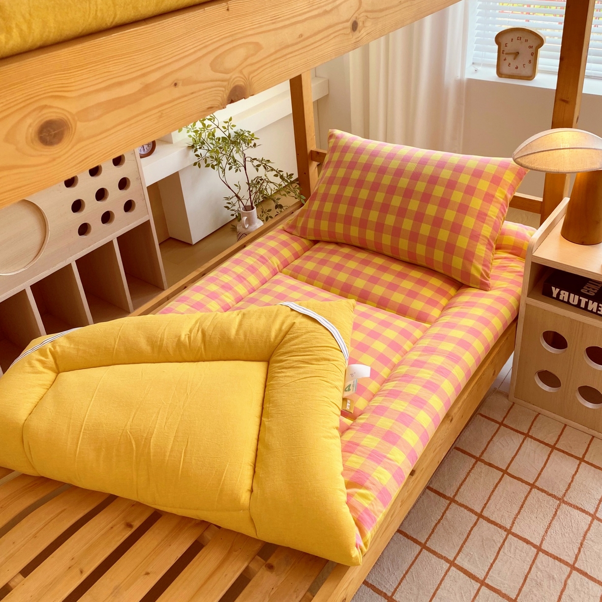 91家纺网 家纺一手货源 找家纺 梵克保罗 2025秋冬新款无印风学生宿舍床褥褥子 黄粉中格