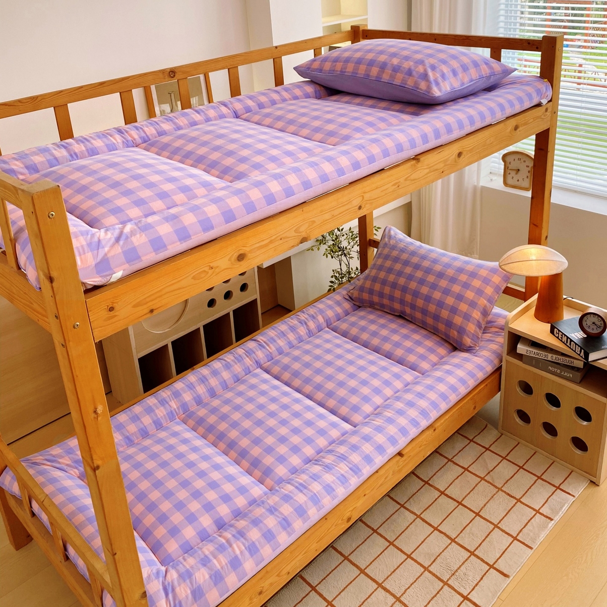 91家纺网 家纺一手货源 找家纺 梵克保罗 2025秋冬新款无印风学生宿舍床褥褥子 紫粉中格