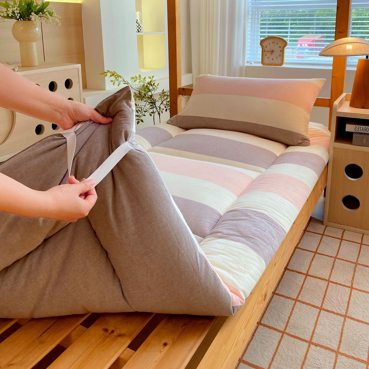 91家纺网 家纺一手货源 找家纺 梵克保罗 2025秋冬新款无印风学生宿舍床褥褥子 粉白长格