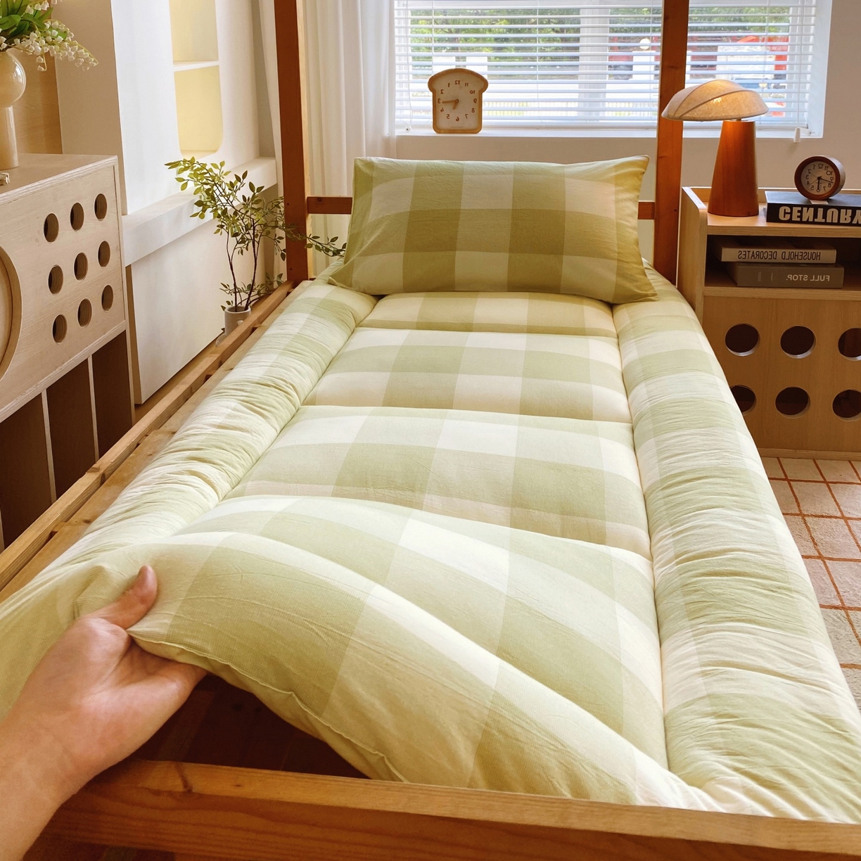 91家纺网 家纺一手货源 找家纺 梵克保罗 2025秋冬新款无印风学生宿舍床褥褥子 抹茶绿大格