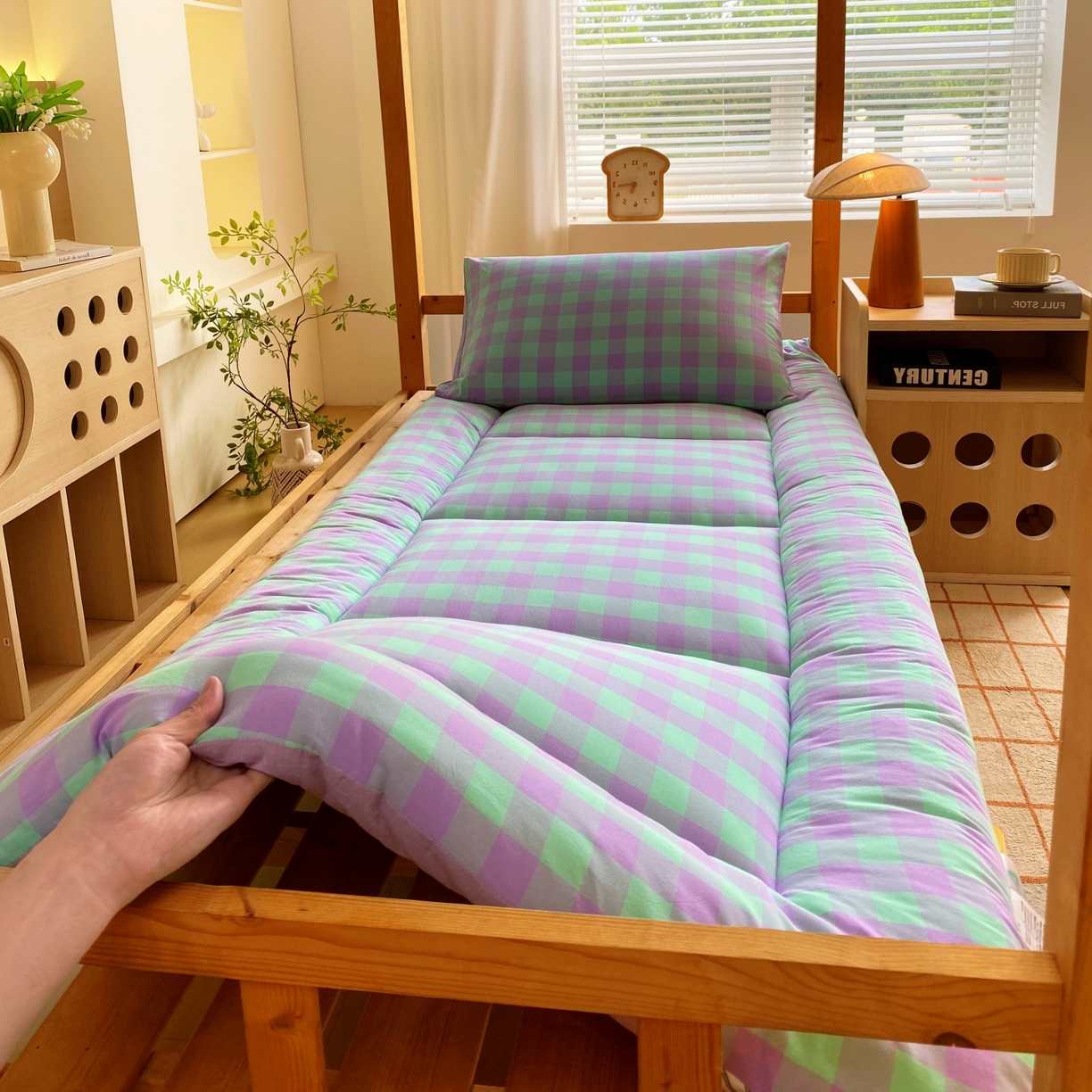 91家纺网 家纺一手货源 找家纺 梵克保罗 2025秋冬新款无印风学生宿舍床褥褥子 绿野中格