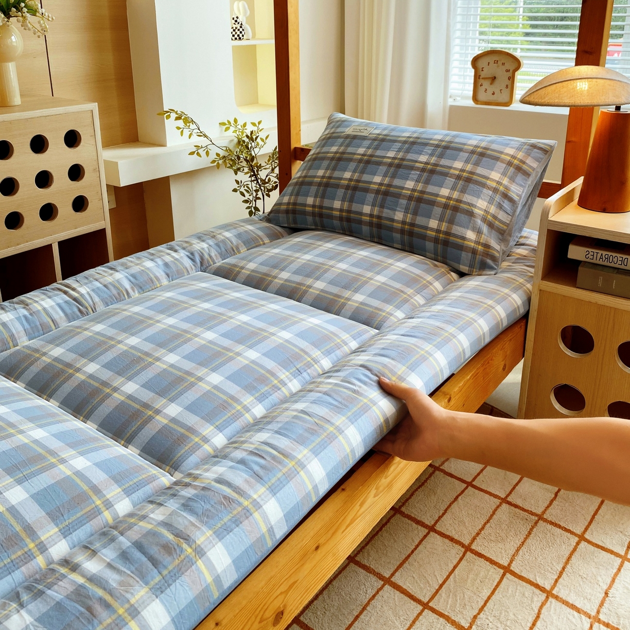 91家纺网 家纺一手货源 找家纺 梵克保罗 2025秋冬新款无印风学生宿舍床褥褥子 云舒蓝