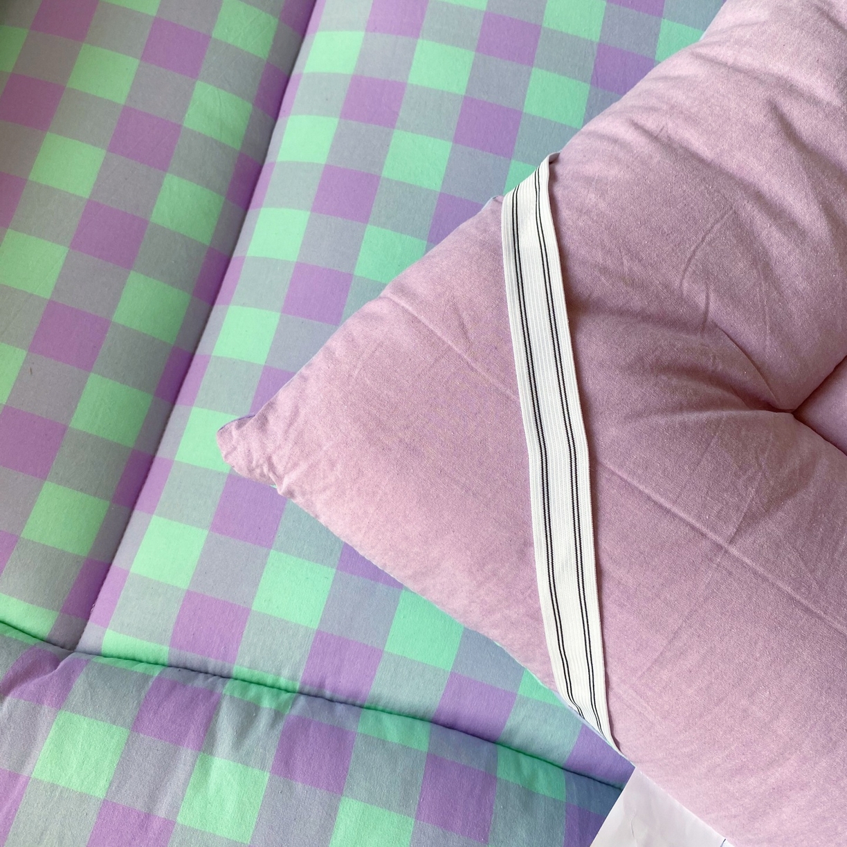 91家纺网 家纺一手货源 找家纺 梵克保罗 2025秋冬新款无印风学生宿舍床褥褥子 绿野中格