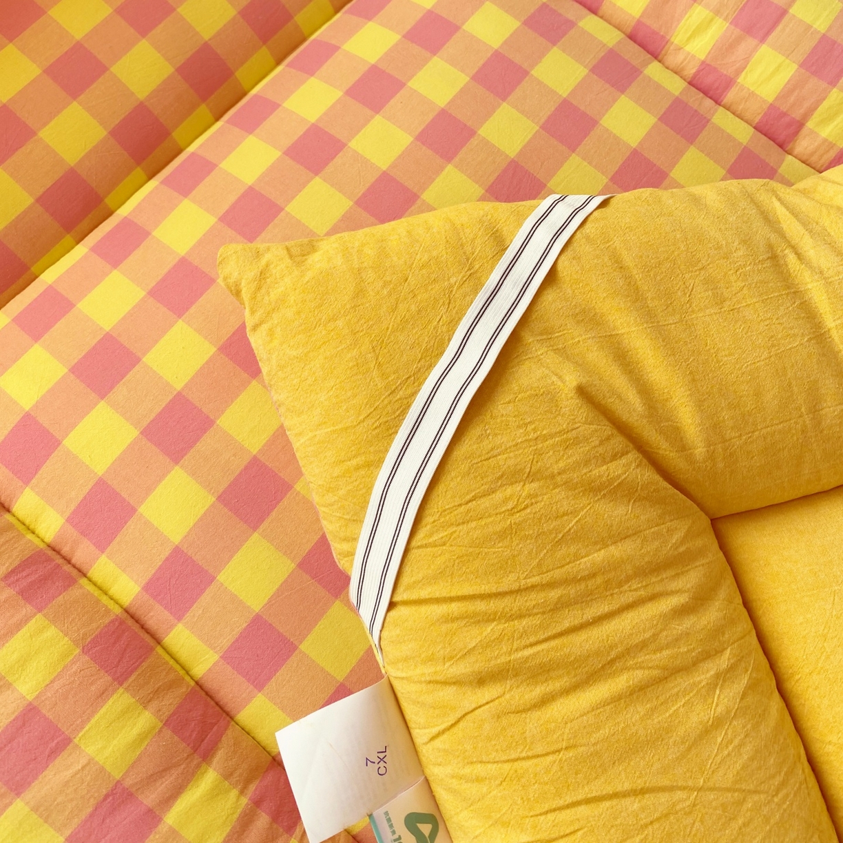 91家纺网 家纺一手货源 找家纺 梵克保罗 2025秋冬新款无印风学生宿舍床褥褥子 黄粉中格