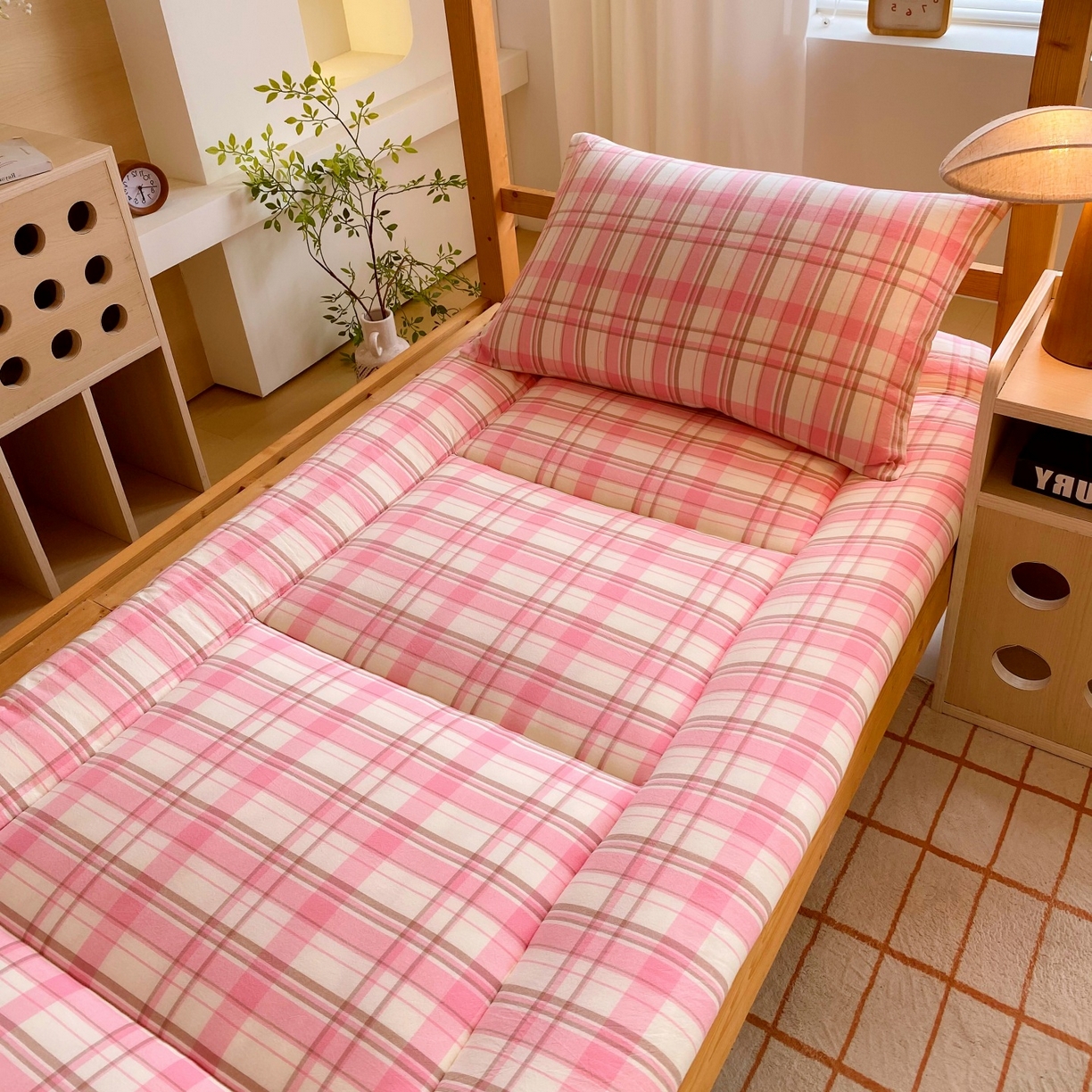 91家纺网 家纺一手货源 找家纺 梵克保罗 2025秋冬新款无印风学生宿舍床褥褥子 初春粉