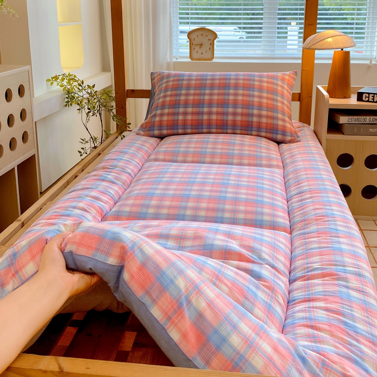 91家纺网 家纺一手货源 找家纺 梵克保罗 2025秋冬新款无印风学生宿舍床褥褥子 云舒粉