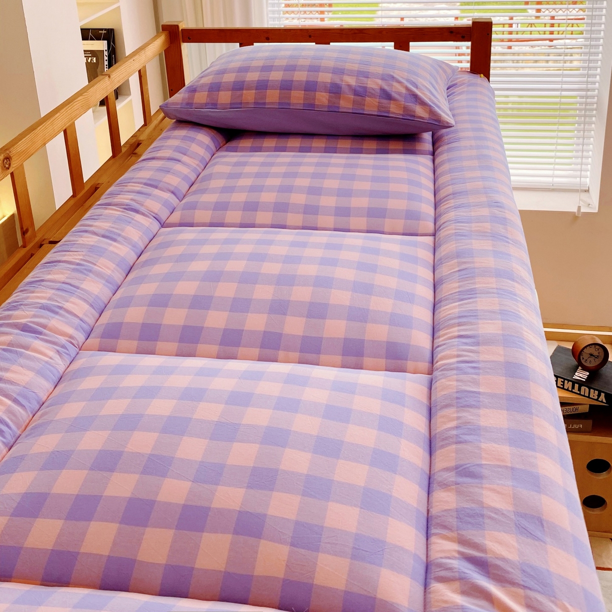 91家纺网 家纺一手货源 找家纺 梵克保罗 2025秋冬新款无印风学生宿舍床褥褥子 紫粉中格