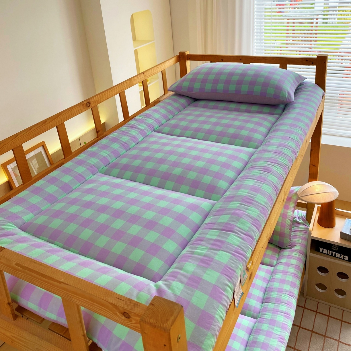 91家纺网 家纺一手货源 找家纺 梵克保罗 2025秋冬新款无印风学生宿舍床褥褥子 绿野中格