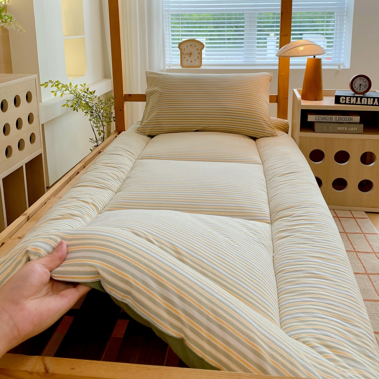 91家纺网 家纺一手货源 找家纺 梵克保罗 2025秋冬新款无印风学生宿舍床褥褥子 绿小条