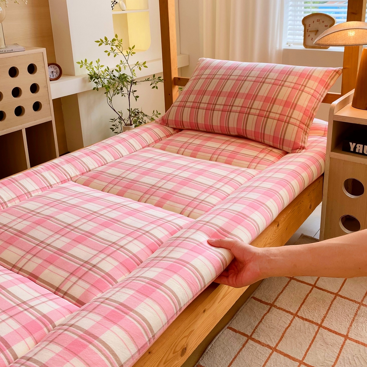 91家纺网 家纺一手货源 找家纺 梵克保罗 2025秋冬新款无印风学生宿舍床褥褥子 初春粉