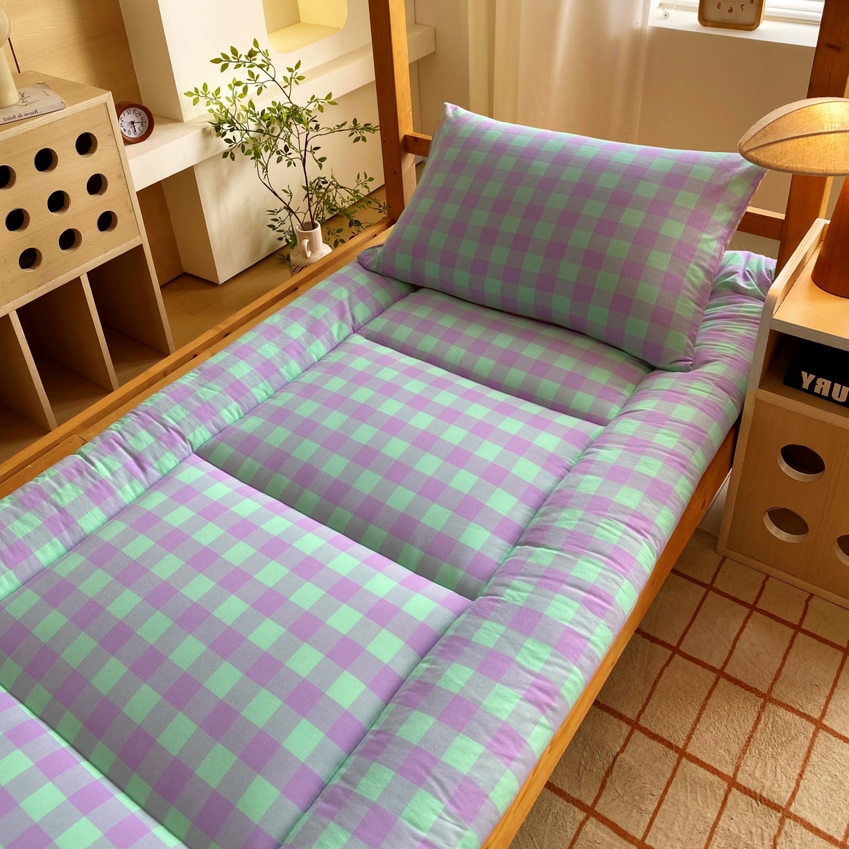 91家纺网 家纺一手货源 找家纺 梵克保罗 2025秋冬新款无印风学生宿舍床褥褥子 绿野中格