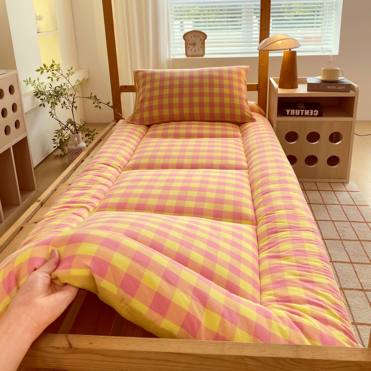 91家纺网 家纺一手货源 找家纺 梵克保罗 2025秋冬新款无印风学生宿舍床褥褥子 黄粉中格