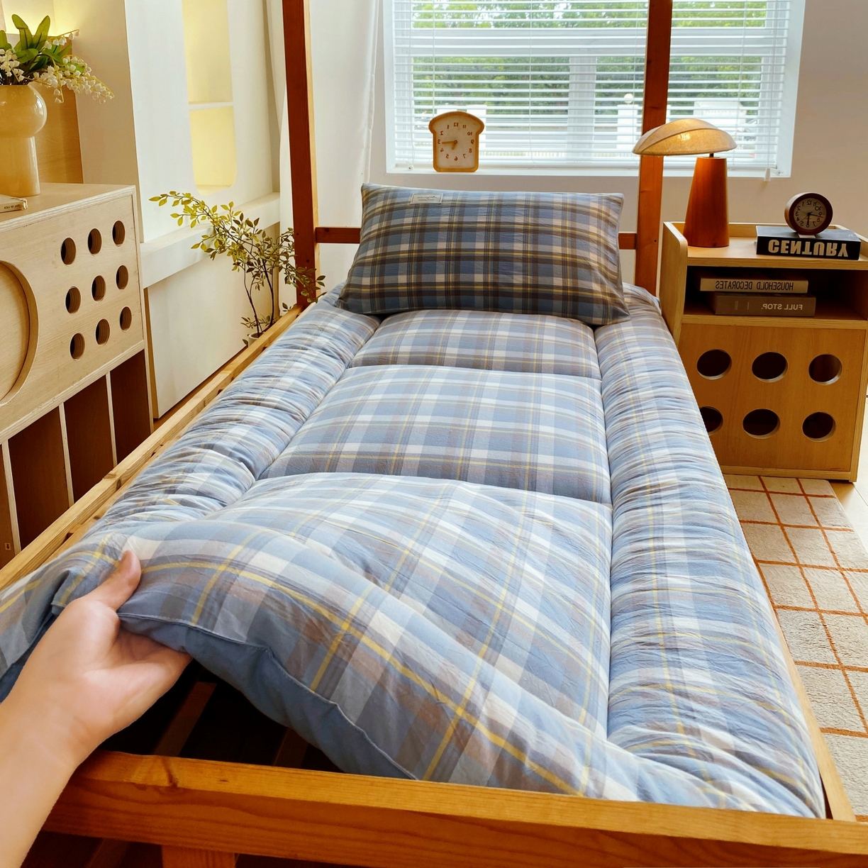 91家纺网 家纺一手货源 找家纺 梵克保罗 2025秋冬新款无印风学生宿舍床褥褥子 云舒蓝