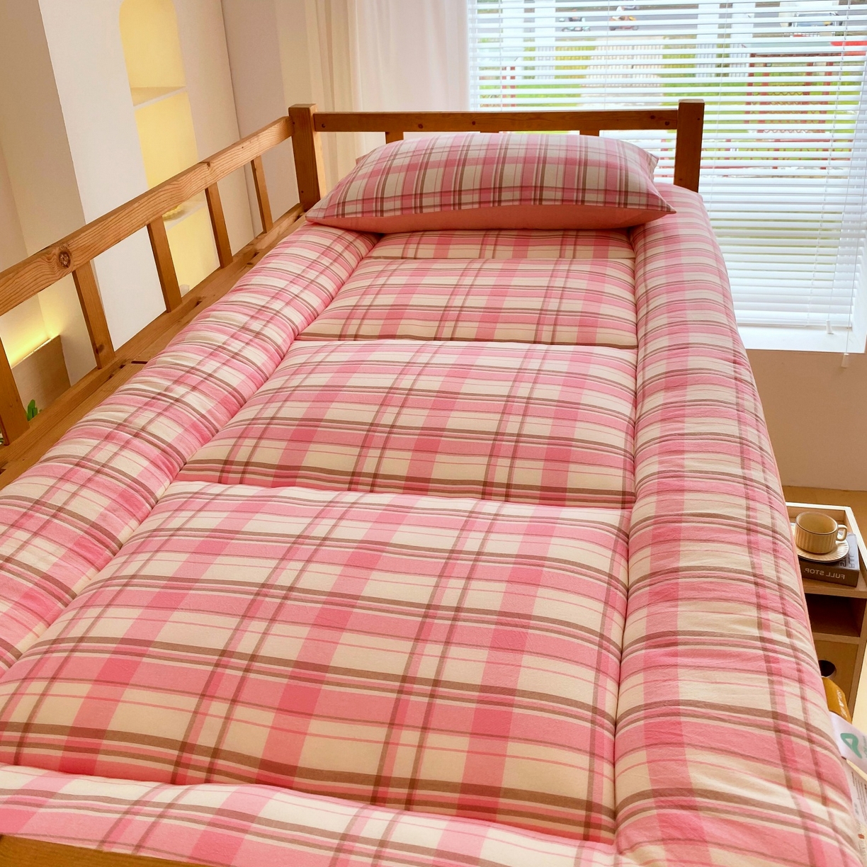 91家纺网 家纺一手货源 找家纺 梵克保罗 2025秋冬新款无印风学生宿舍床褥褥子 初春粉