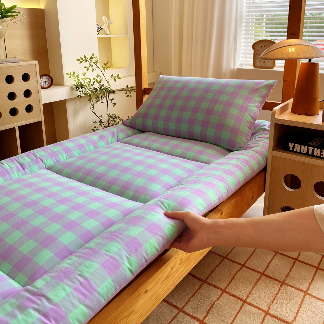 91家纺网 家纺一手货源 找家纺 梵克保罗 2025秋冬新款无印风学生宿舍床褥褥子 绿野中格