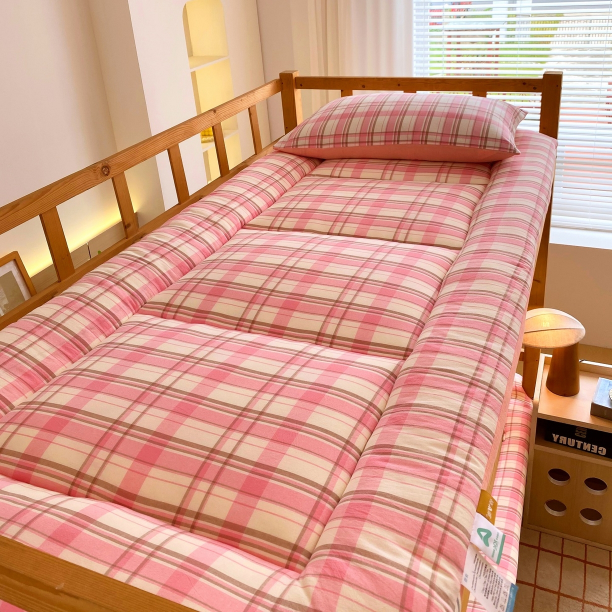 91家纺网 家纺一手货源 找家纺 梵克保罗 2025秋冬新款无印风学生宿舍床褥褥子 初春粉