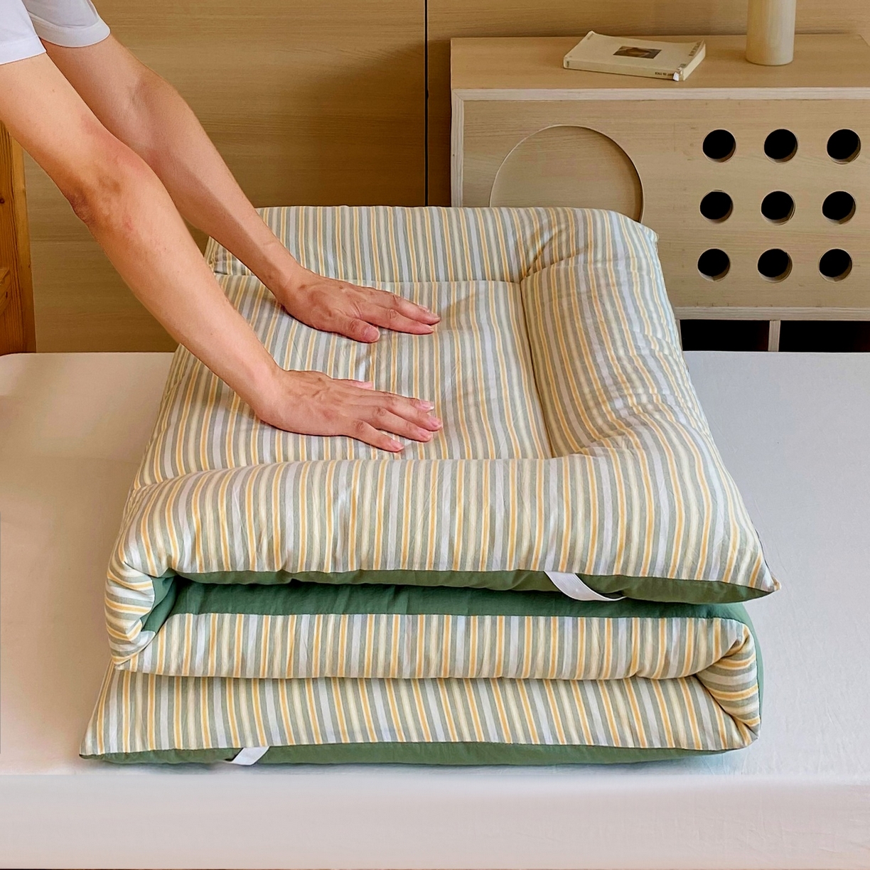 91家纺网 家纺一手货源 找家纺 梵克保罗 2025秋冬新款无印风学生宿舍床褥褥子 绿小条