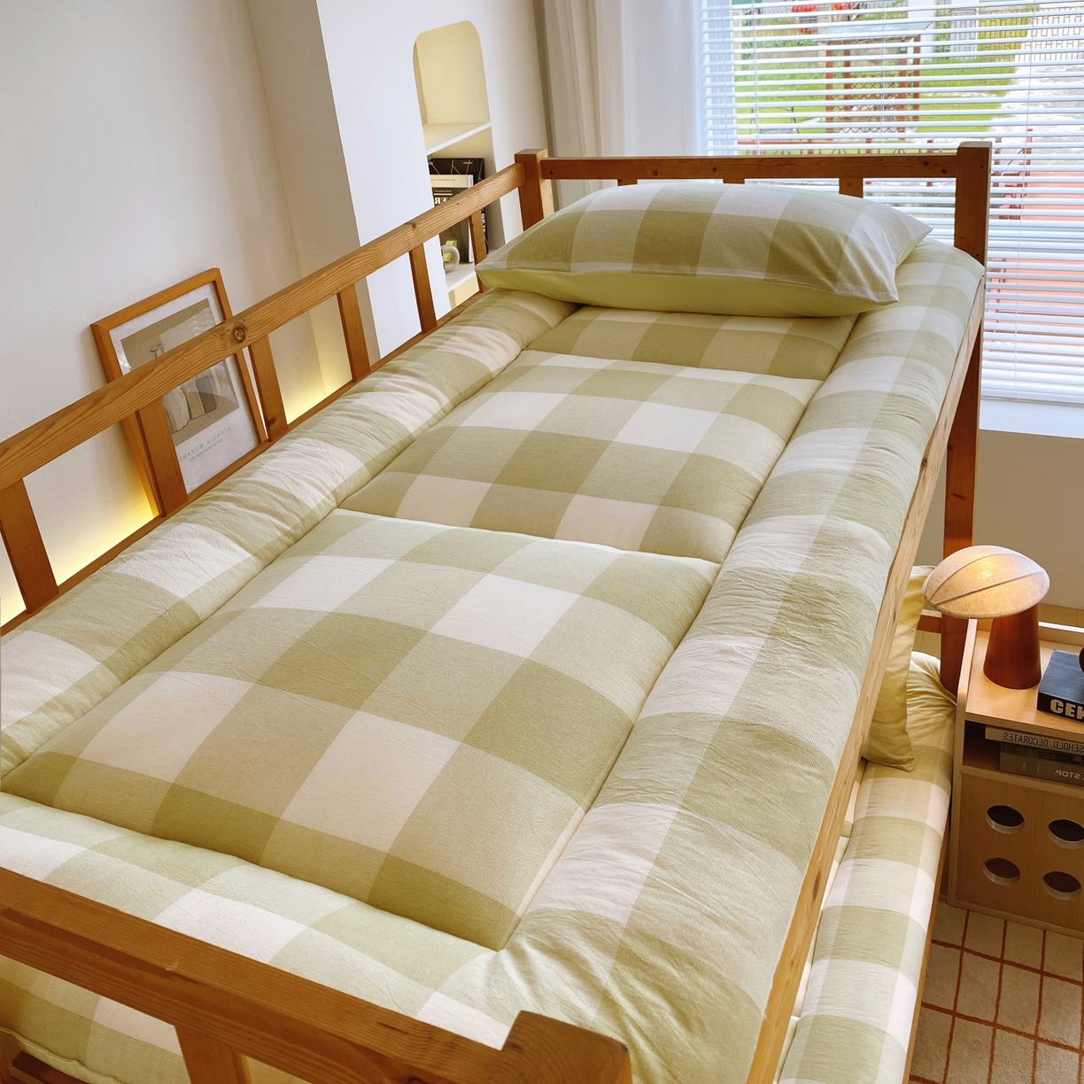 91家纺网 家纺一手货源 找家纺 梵克保罗 2025秋冬新款无印风学生宿舍床褥褥子 抹茶绿大格