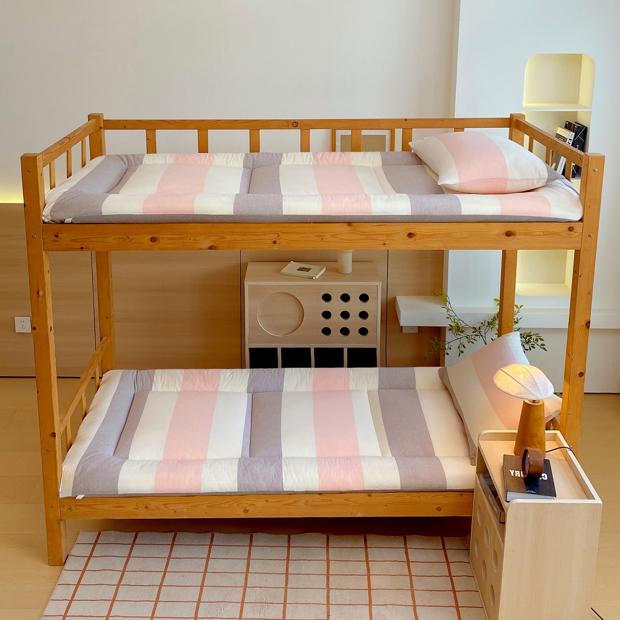 91家纺网 家纺一手货源 找家纺 梵克保罗 2025秋冬新款无印风学生宿舍床褥褥子 粉白长格