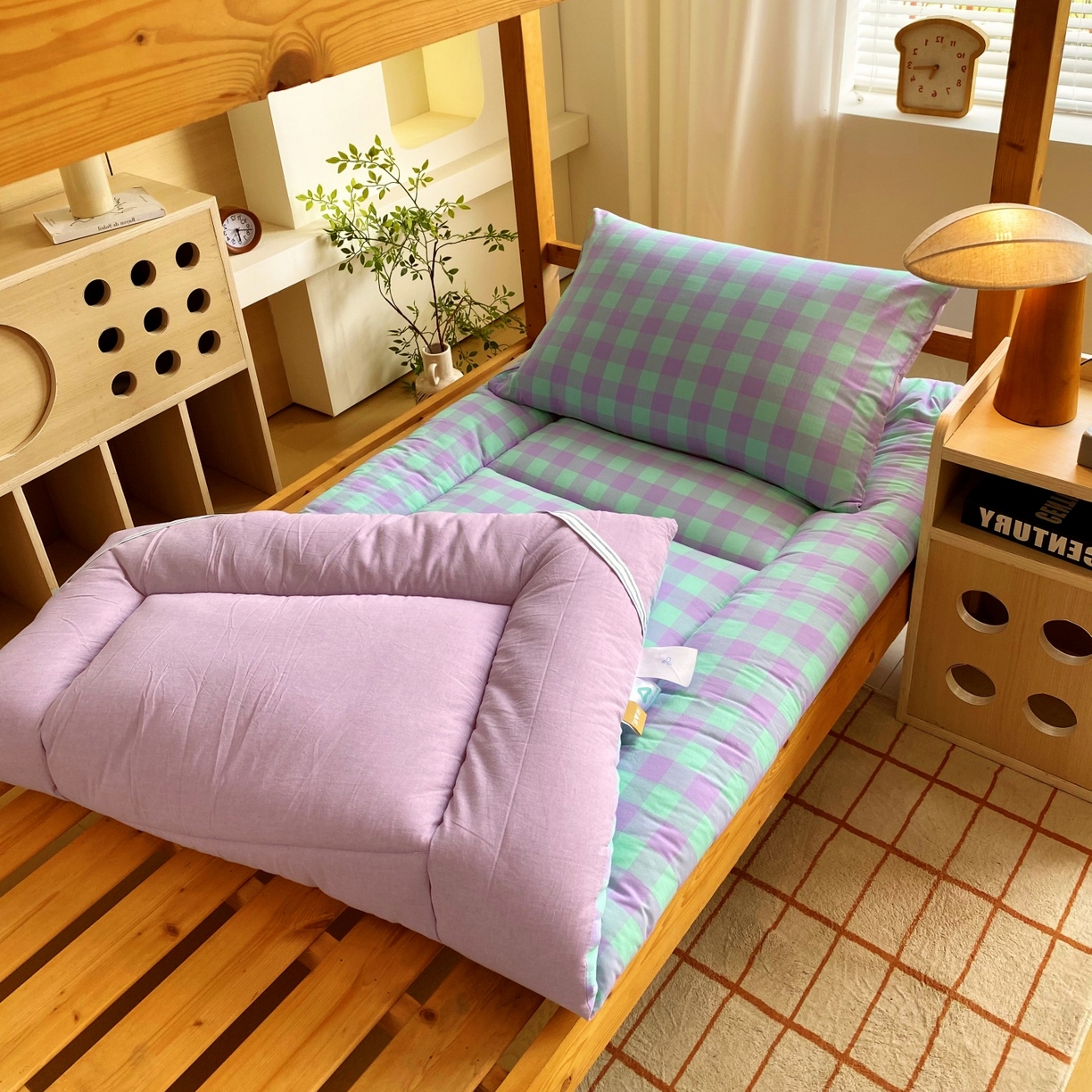 91家纺网 家纺一手货源 找家纺 梵克保罗 2025秋冬新款无印风学生宿舍床褥褥子 绿野中格