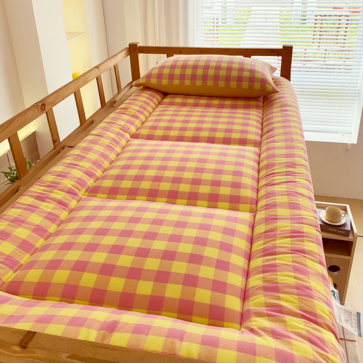 91家纺网 家纺一手货源 找家纺 梵克保罗 2025秋冬新款无印风学生宿舍床褥褥子 黄粉中格