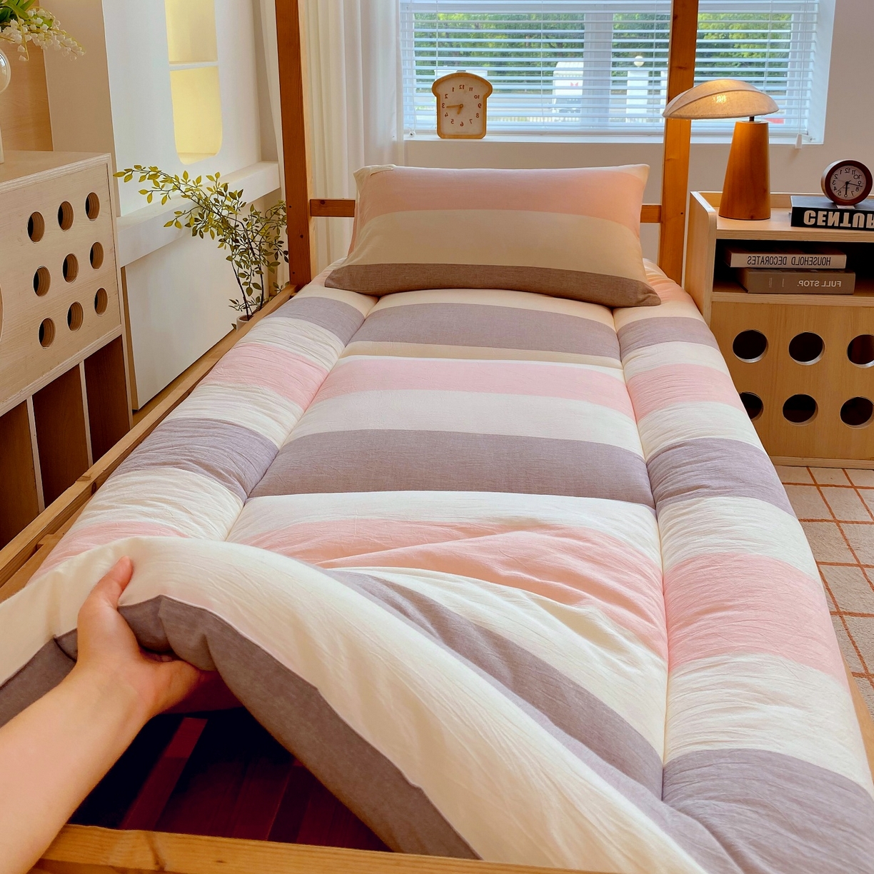 91家纺网 家纺一手货源 找家纺 梵克保罗 2025秋冬新款无印风学生宿舍床褥褥子 粉白长格