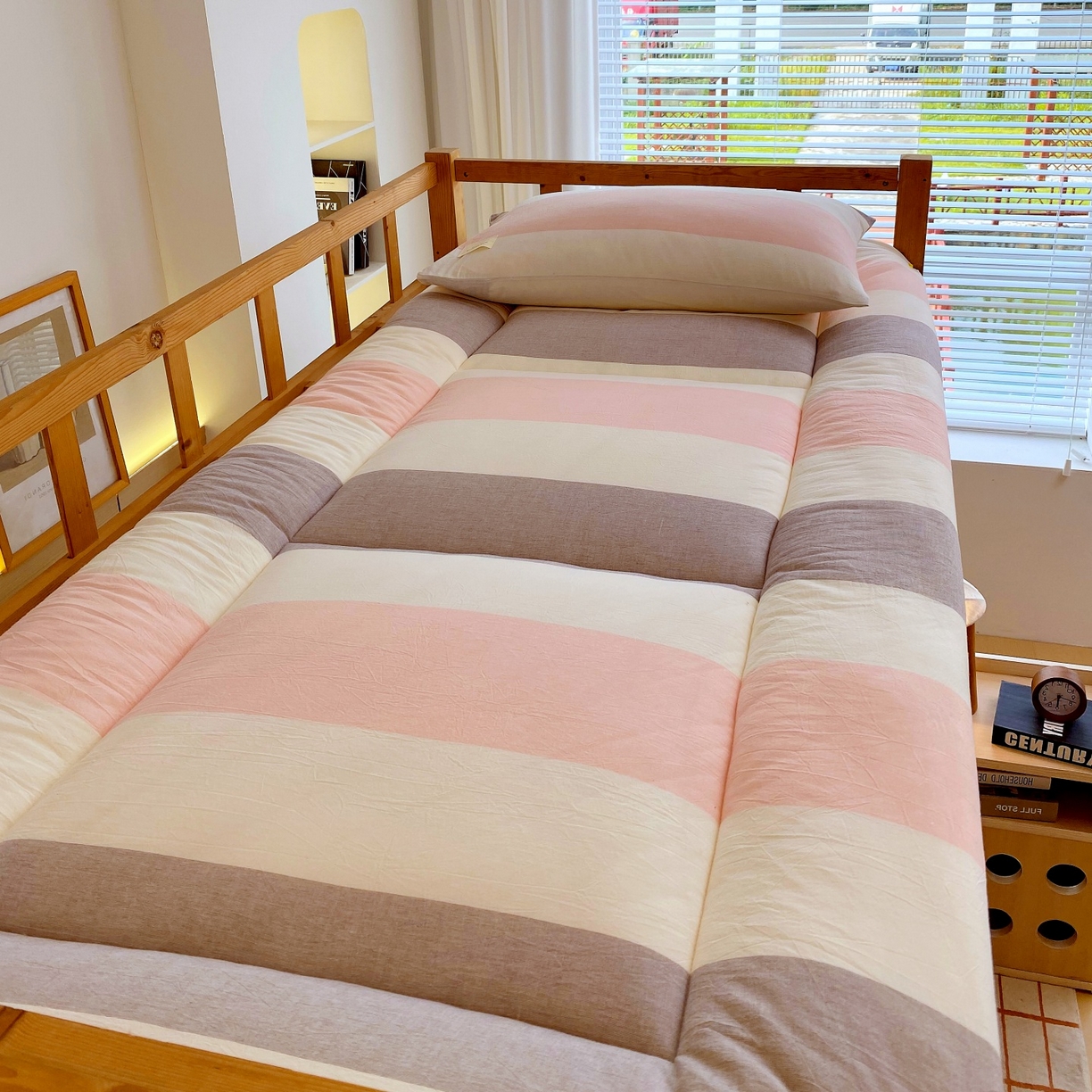 91家纺网 家纺一手货源 找家纺 梵克保罗 2025秋冬新款无印风学生宿舍床褥褥子 粉白长格