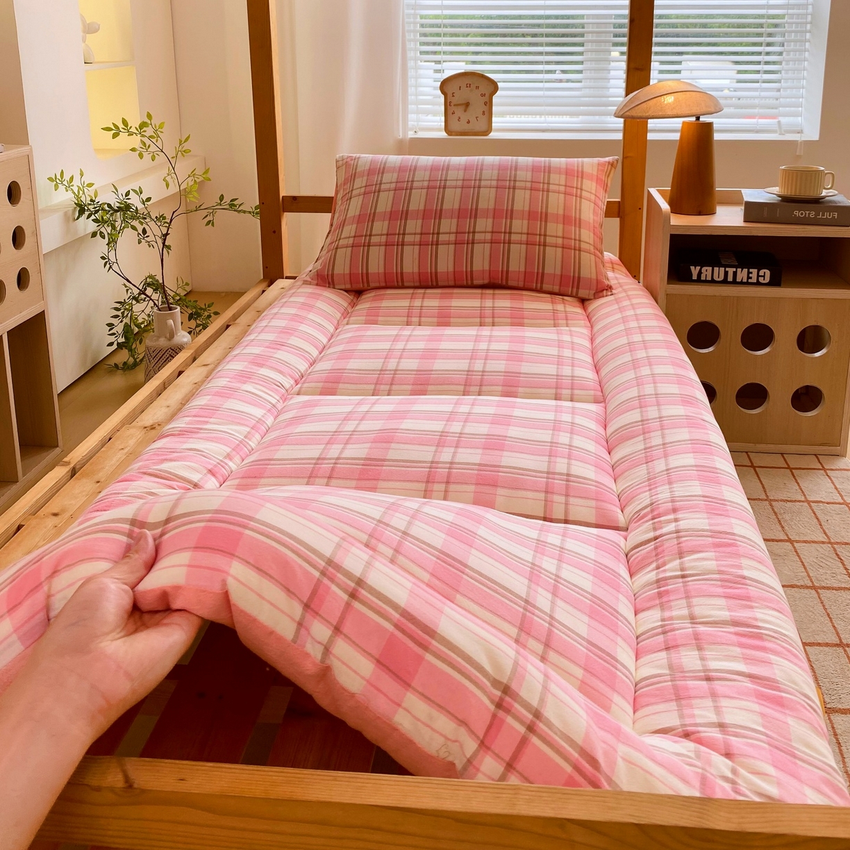 91家纺网 家纺一手货源 找家纺 梵克保罗 2025秋冬新款无印风学生宿舍床褥褥子 初春粉