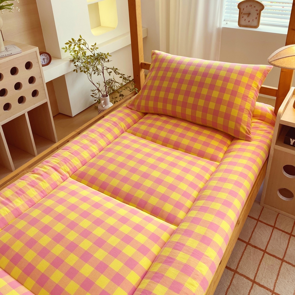 91家纺网 家纺一手货源 找家纺 梵克保罗 2025秋冬新款无印风学生宿舍床褥褥子 黄粉中格