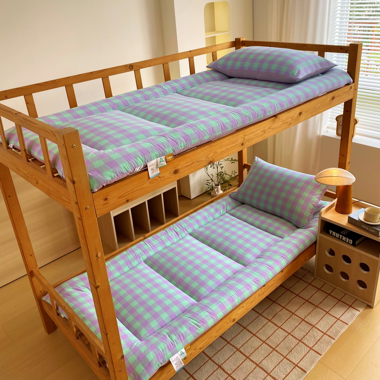 91家纺网 家纺一手货源 找家纺 梵克保罗 2025秋冬新款无印风学生宿舍床褥褥子 绿野中格