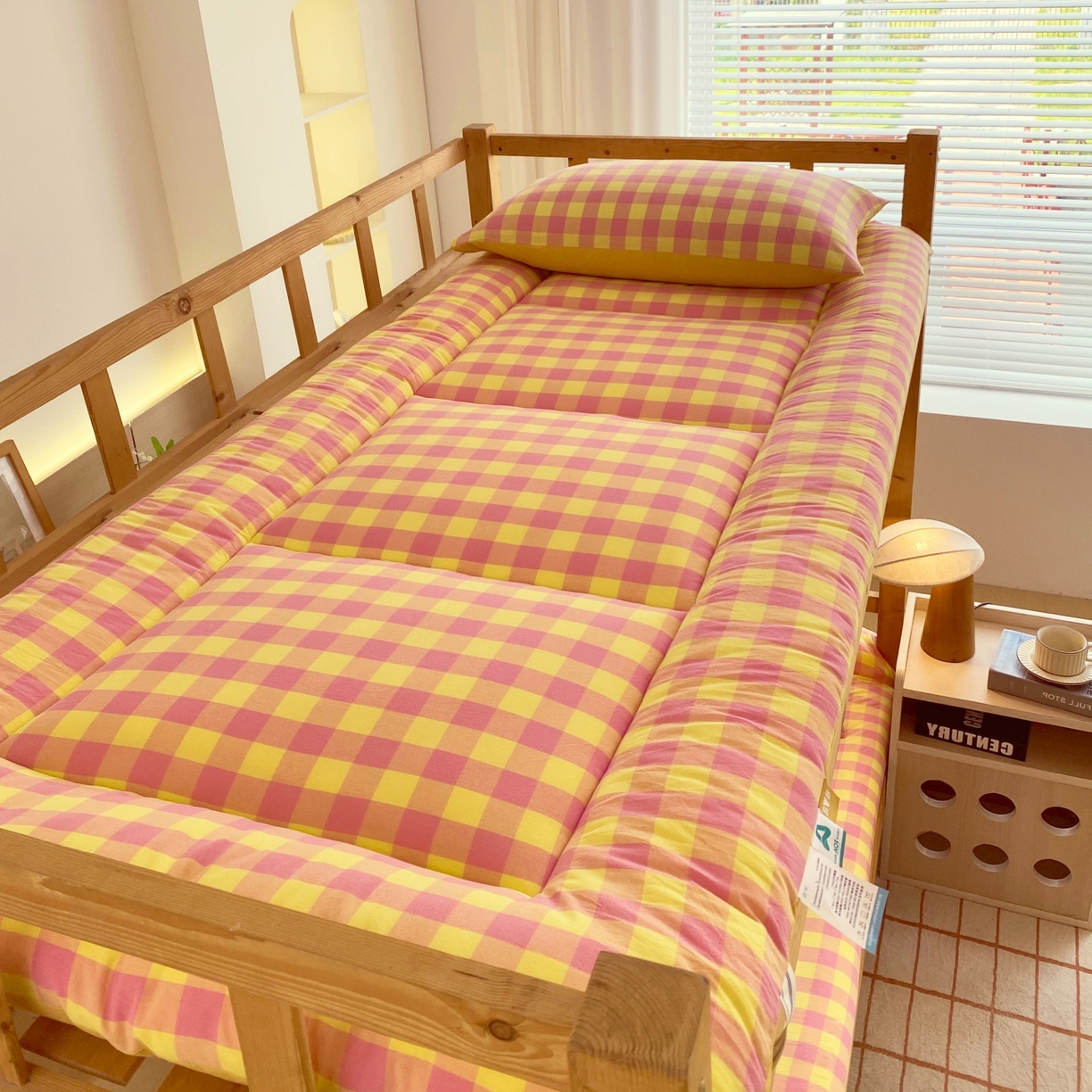 91家纺网 家纺一手货源 找家纺 梵克保罗 2025秋冬新款无印风学生宿舍床褥褥子 黄粉中格