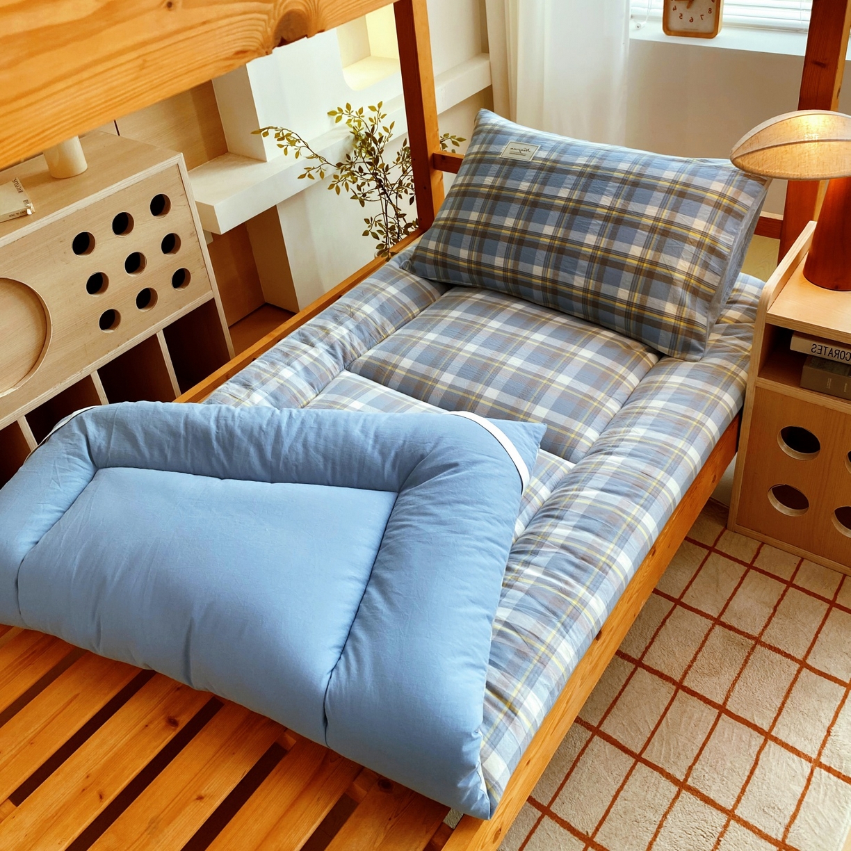 91家纺网 家纺一手货源 找家纺 梵克保罗 2025秋冬新款无印风学生宿舍床褥褥子 云舒蓝