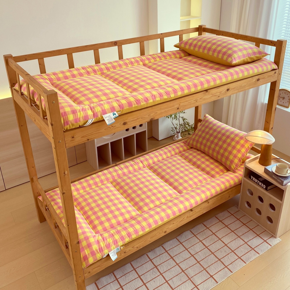 91家纺网 家纺一手货源 找家纺 梵克保罗 2025秋冬新款无印风学生宿舍床褥褥子 黄粉中格