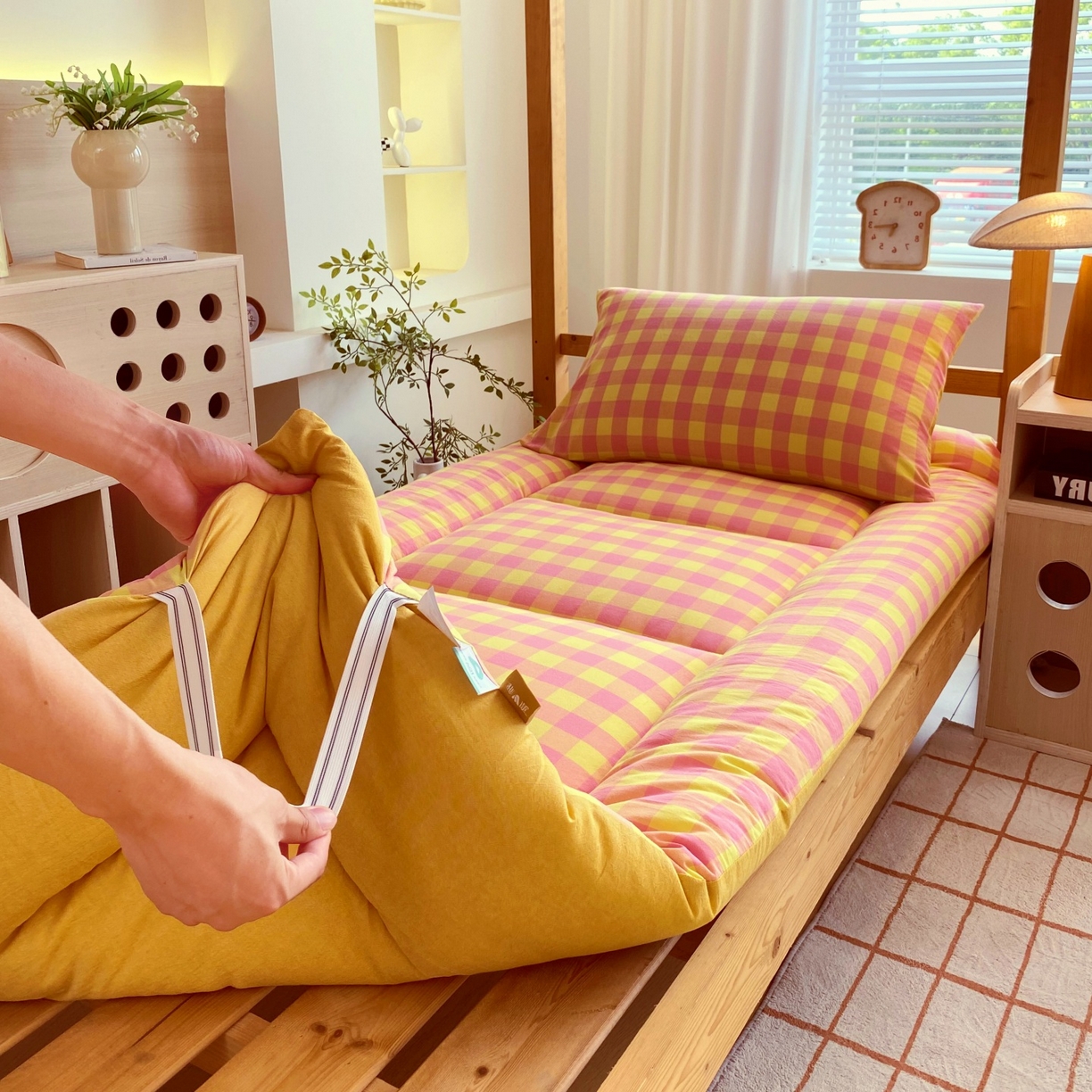 91家纺网 家纺一手货源 找家纺 梵克保罗 2025秋冬新款无印风学生宿舍床褥褥子 黄粉中格