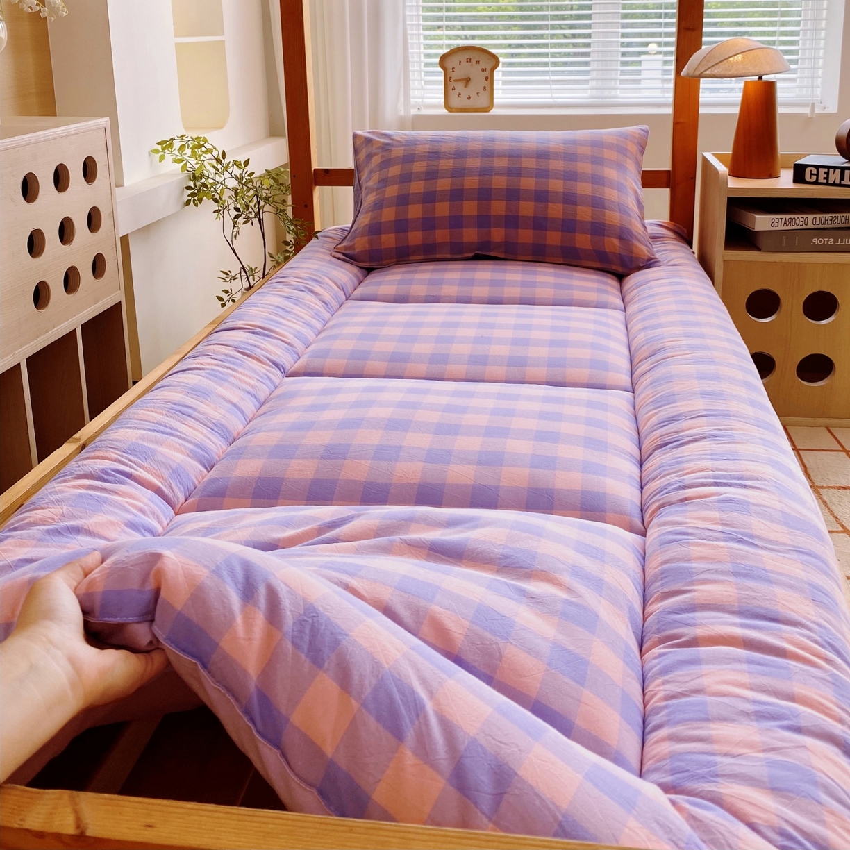 91家纺网 家纺一手货源 找家纺 梵克保罗 2025秋冬新款无印风学生宿舍床褥褥子 紫粉中格