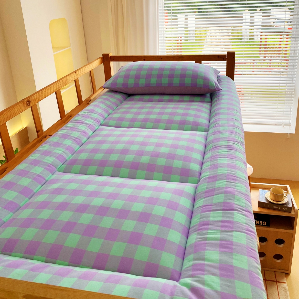 91家纺网 家纺一手货源 找家纺 梵克保罗 2025秋冬新款无印风学生宿舍床褥褥子 绿野中格