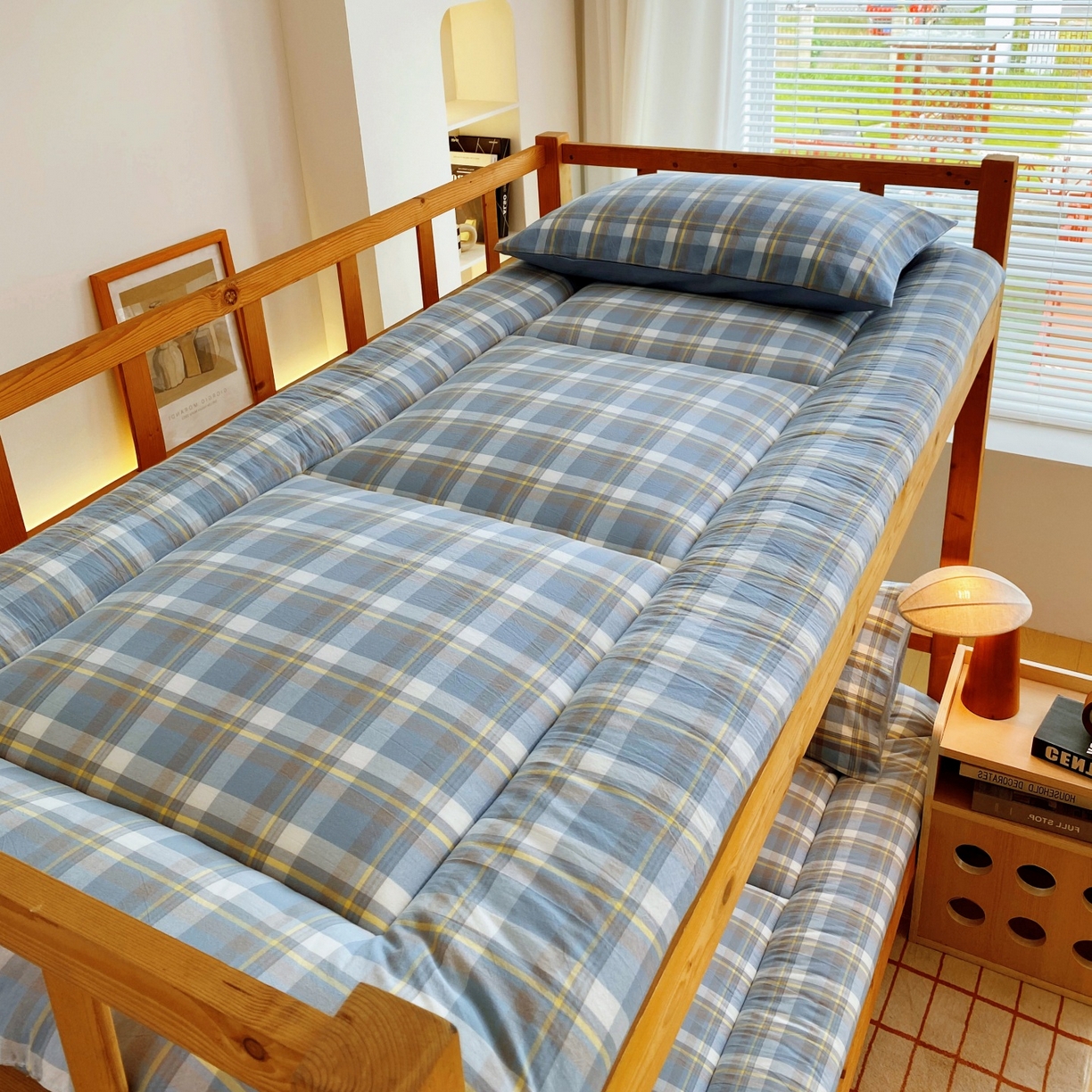 91家纺网 家纺一手货源 找家纺 梵克保罗 2025秋冬新款无印风学生宿舍床褥褥子 云舒蓝