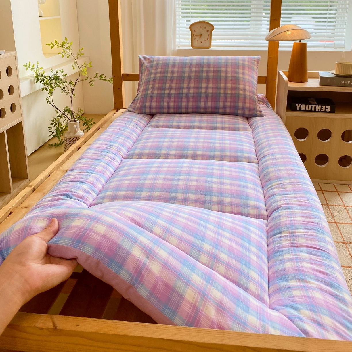 91家纺网 家纺一手货源 找家纺 梵克保罗 2025秋冬新款无印风学生宿舍床褥褥子 云舒紫