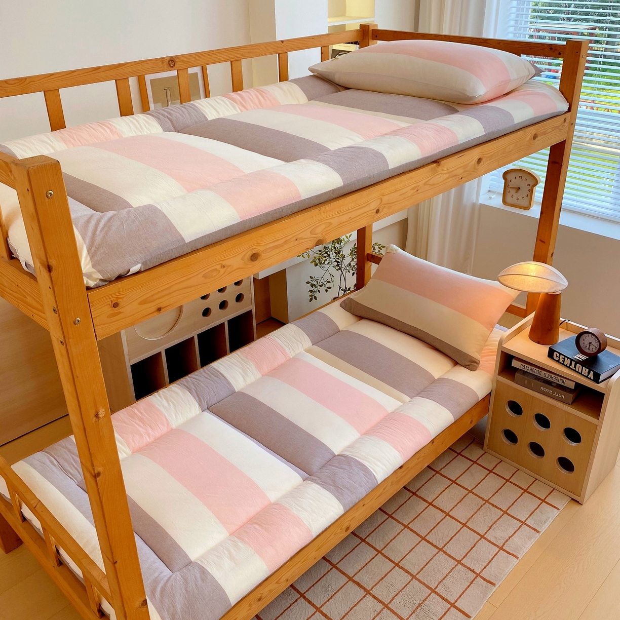 91家纺网 家纺一手货源 找家纺 梵克保罗 2025秋冬新款无印风学生宿舍床褥褥子 粉白长格