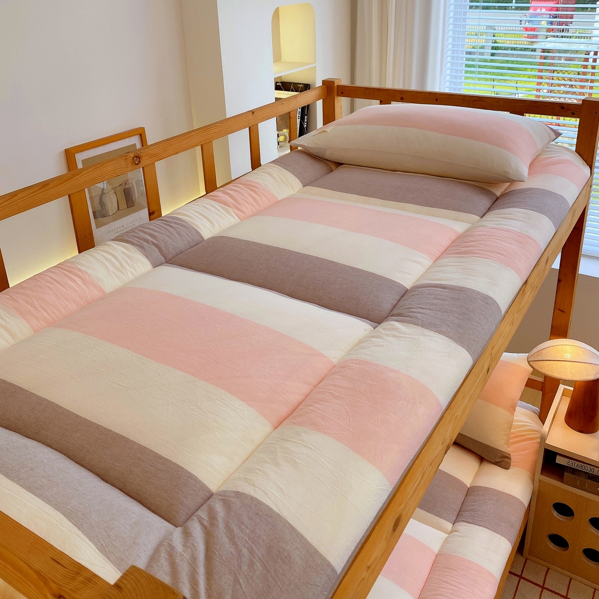 91家纺网 家纺一手货源 找家纺 梵克保罗 2025秋冬新款无印风学生宿舍床褥褥子 粉白长格