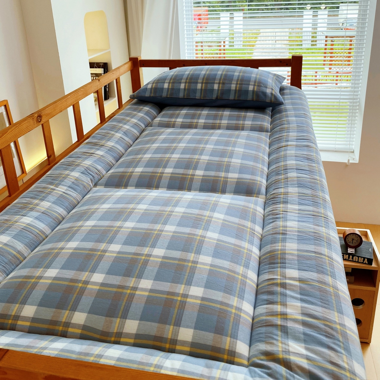 91家纺网 家纺一手货源 找家纺 梵克保罗 2025秋冬新款无印风学生宿舍床褥褥子 云舒蓝